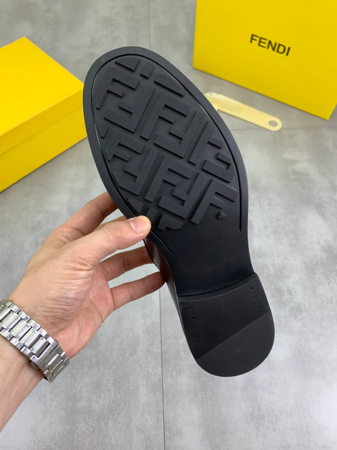 ​Men's shoes 💰P480💰[New model] Water dyed cowhide 🆘 The latest FENDI (Fendi) new casual leather shoes 🕶️🕶️Simple routing effect, showing an elegant and cool driving shoe 🎬Made of Italian 🇮🇹 imported calfskin + first-layer water-dyed cowhide lining🐂Excellent material🎬Detailed workmanship 🤗Comfortable foot feel➰➰. ​Pair it with any outfit to show your taste and temperament, low-key luxury ♻️Design ​simple and elegant ​noble and fashionable 🍃​Very loved and favored by trendy men 💓❤️Size: 38-44 2⃣️colors available